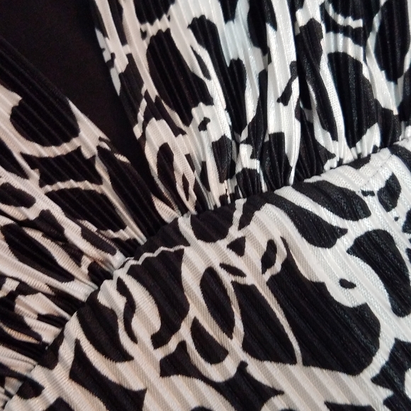 Beautiful woman's stretchy dress - Picture 3 of 9